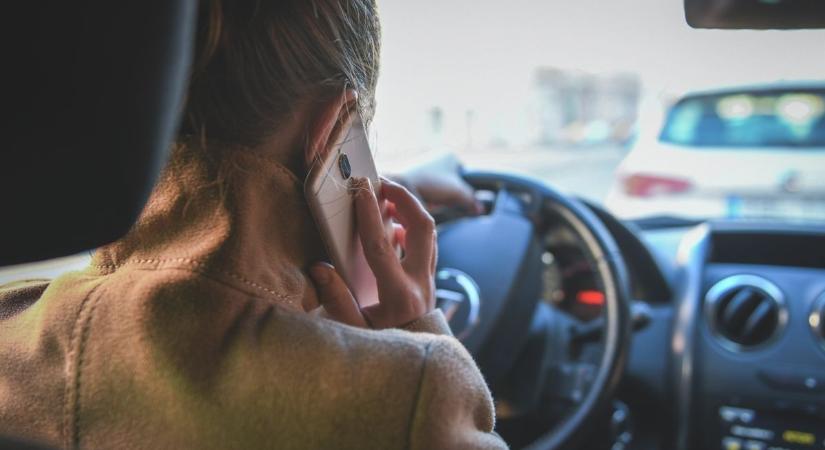 Nem büntetik a vezetés közbeni telefonozást ebben a kivételes esetben