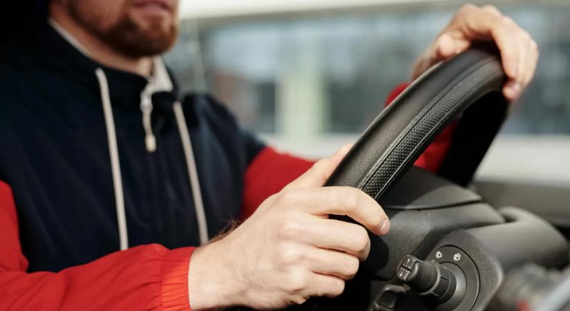 Fékezés nélkül gázolta el felesége szeretőjét egy férfi, de ez sem volt neki elég