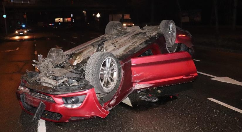 Képek: Valaki csúnyán összetörte a Ford Mustangját a Váci úton