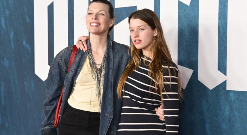 Az anya-lánya páros mindenkit megdöbbentett a vörös szőnyegen: Milla Jovovich és 18 éves lánya olyanok, mint két tojás