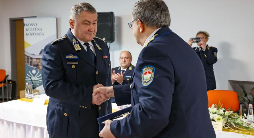 Ilyet még nem látott! Nem akárhogy búcsúztatták el Szekszárd leköszönő rendőrkapitányát a kollégái