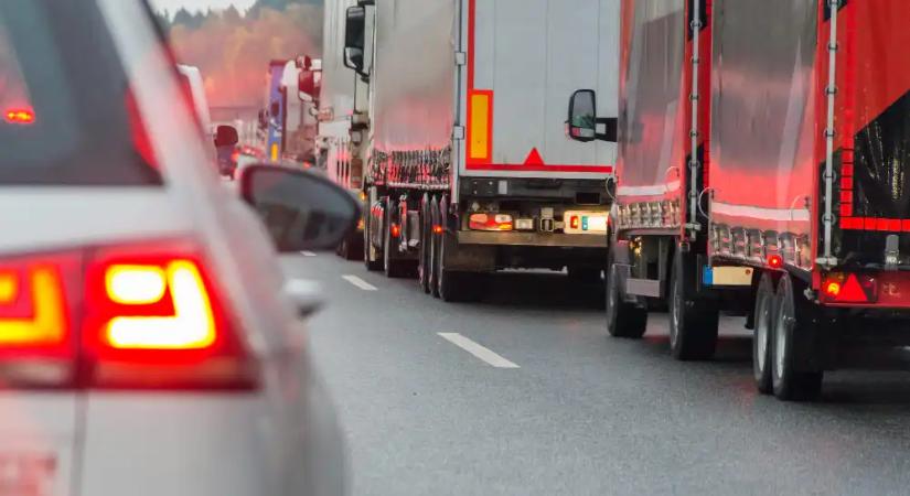 Kigyulladt egy kamion a 8-ason, torlódás több főúton – aktuális közlekedési helyzet