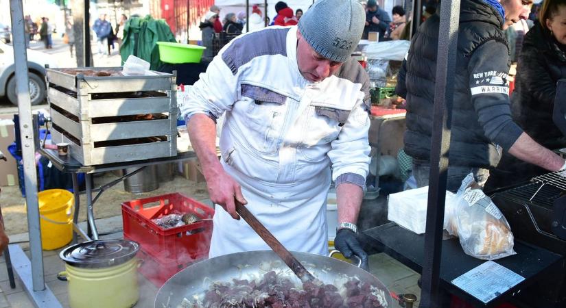 Még ilyen disznóságot! A falusi torok hangulatát idézik meg a város közepén