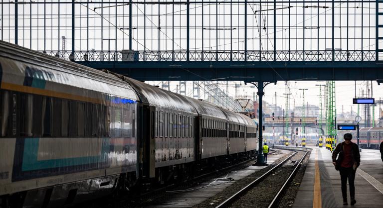 Új motorvonatokat és InterCity kocsikat vásárol a MÁV