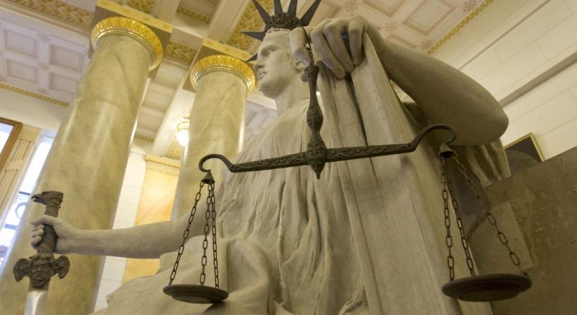 A Magyar Ügyvédi Kamara is nekiment a szolidaritási pereket megszüntető kormányrendeletnek