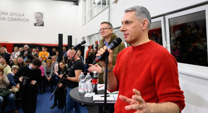 Lázár nem árulja el, mennyibe kerül az adófizetőknek az ő fóruma, Rétvári szerint csak beszélgetnek az emberekkel