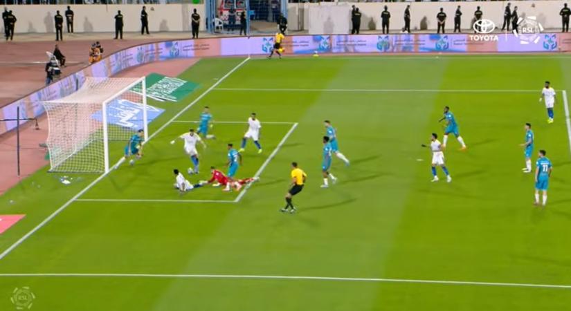 Karim Benzema sarkazós góllal és mesterhármassal mutatkozott be