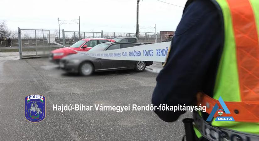 Bezárattak egy debreceni autókereskedést, mert a gyanú szerint drogelosztóként működött