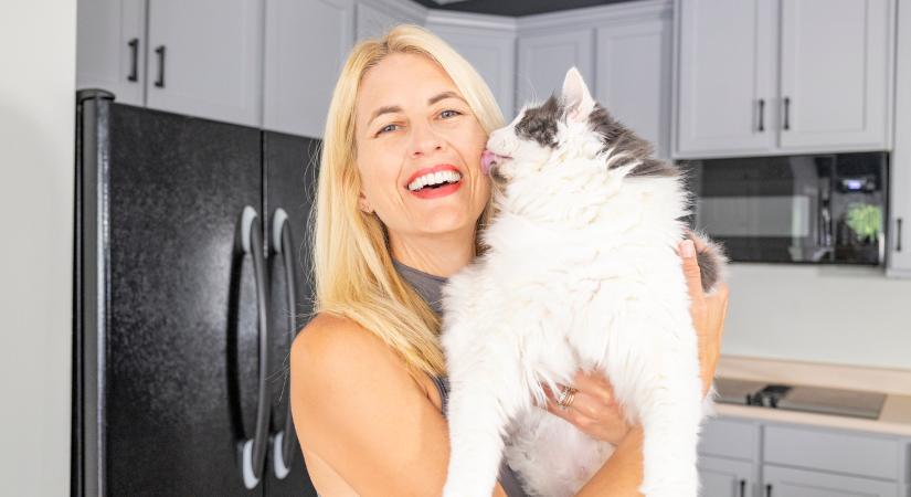 5 ok, amiért a macska nyalogatja vagy rágcsálja a hajadat