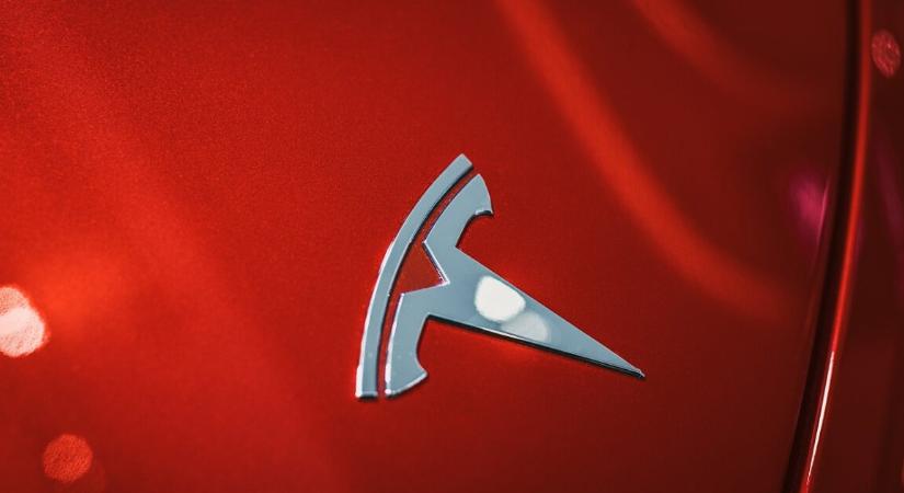 Meghalt egy fiatalkorú – szakadékba zuhant egy Tesla, semmi nem maradt az autó elejéből