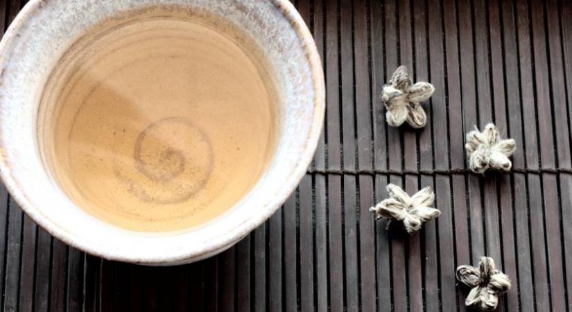 Segít a fogyásban, tele van antioxidánsokkal és kevesebb koffeint tartalmaz – Ezért érdemes fehér teát innod