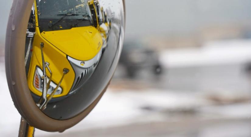 Iskolásokkal teli busz gázolt halálra egy nőt – a sofőr elhajtott a helyszínről