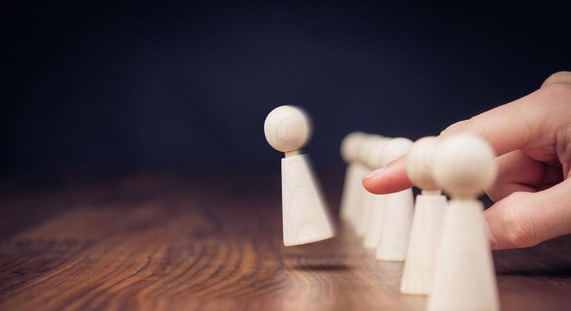 Történelmi létszámcsökkentés, 108 ezer ember veszítette el állását