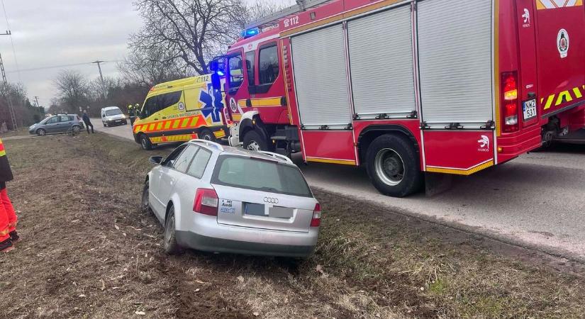 Súlyos baleset Pécs és Bogád közt: kórházba szállították az Audiban utazó családot (HELYSZÍNI FOTÓK)