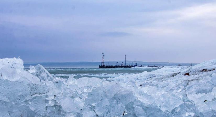 Elképesztő látvány a partra sodort jég a Balatonon – Galéria  Videó