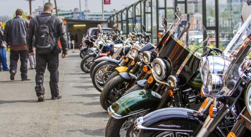 Motorosokkal egyeztetett a minisztérium az új KRESZ-ről - A zárt ruházat jöhet, de a járda tabu?