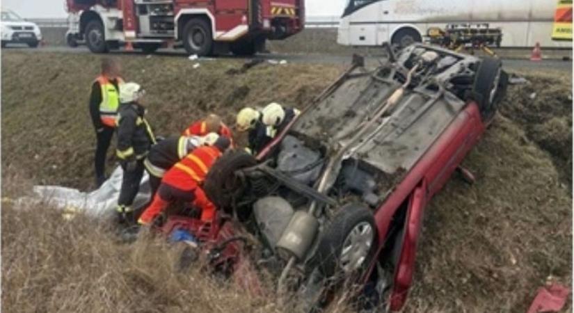 Kiesett autójából, megsérült a feje a 20 éves fiúnak a 85-ösön, nem kapcsolt övet