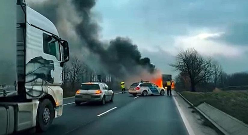 Videó: hatalmas lángokkal égett egy teherautó a 8-as főúton