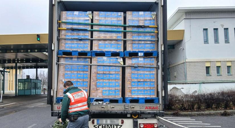 Dupla fogás az M1-esen és az M5-ön: több ezer doboz csempészcigit füleltek le