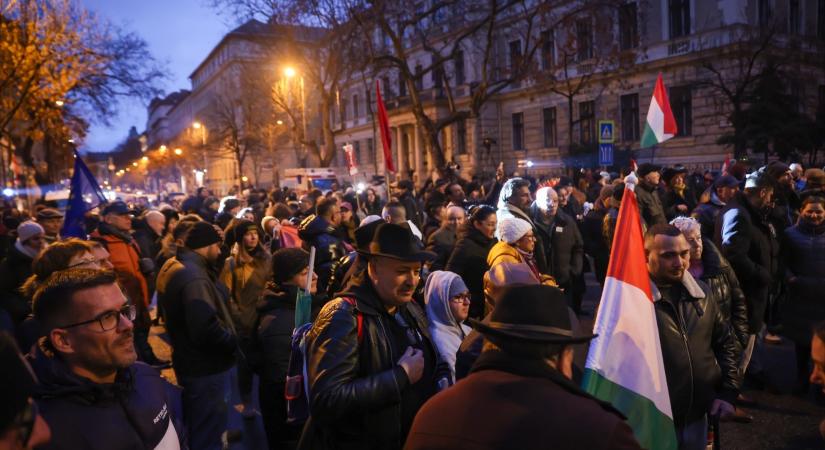 Veszélyes pillanatokat él meg Orbán, mert Lázár miatt súlyosbodik konfliktusa a roma szavazókkal – nemzetközi lapszemle