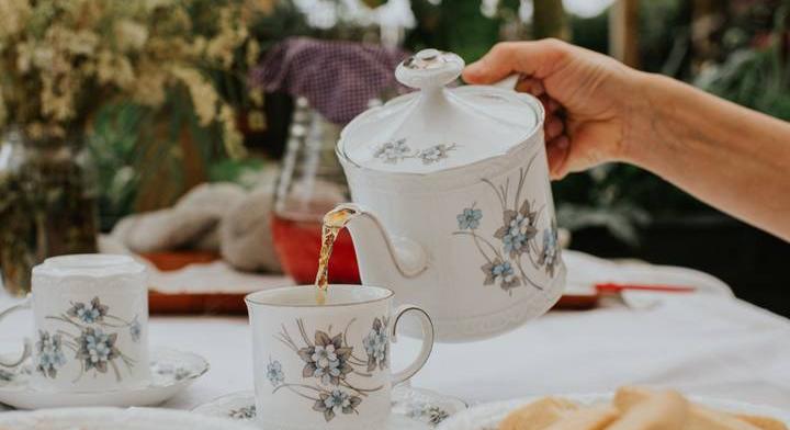 Vendégvárás Bridgerton módra: így rendezhetsz elegáns teadélutánt otthon
