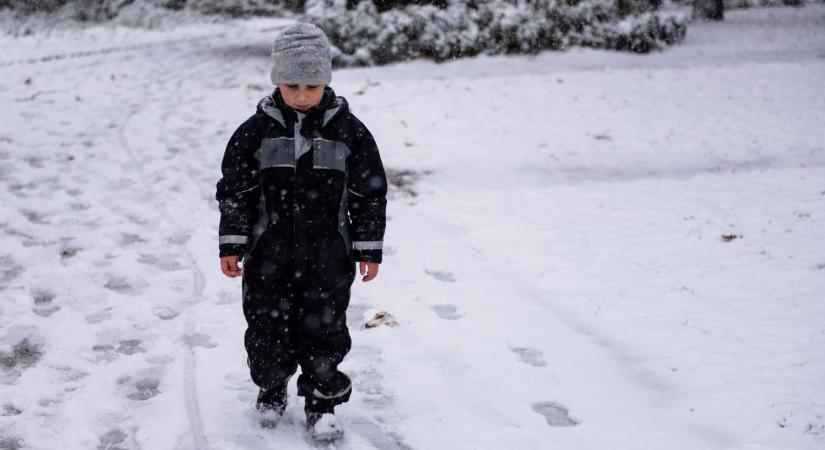 Leszállították a buszról, hat kilométert gyalogolt a hóban egy 11 éves kisfiú