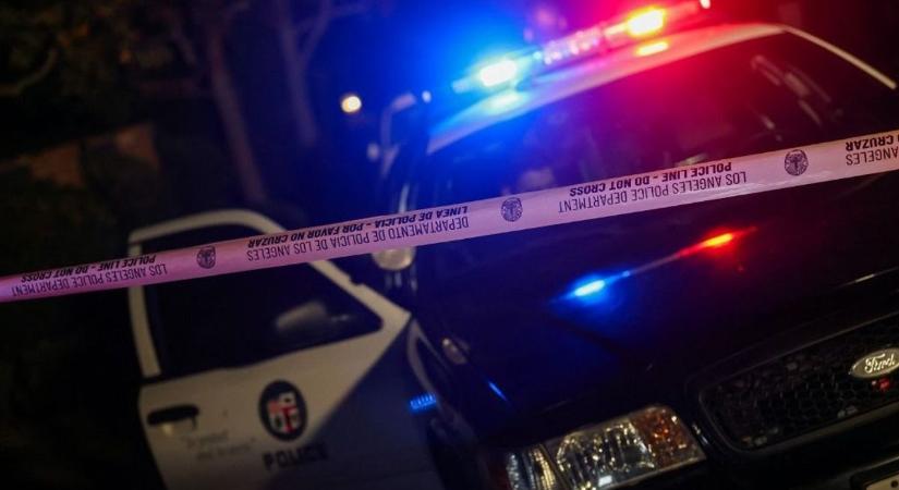 Halálos ámokfutás Los Angelesben: idős sofőr ütött el egy biciklist, majd pékségbe csapódott (videó)