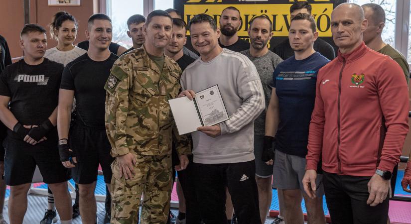 A katonák Madárral edzettek