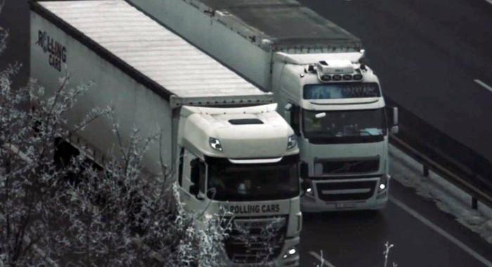 Szétcsaptak az előzgető kamionosok között az M7-esen