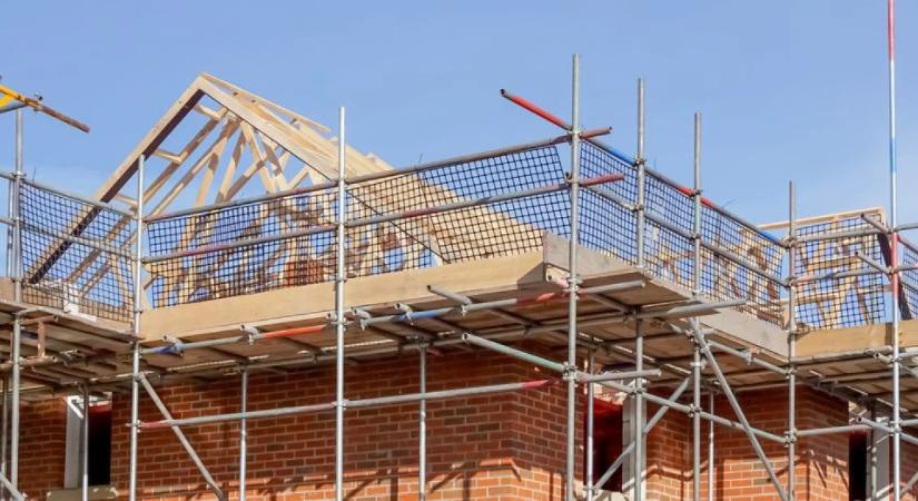 Fordulat a lakáshitelezésben, már építkezéskor indulhat a folyósítás