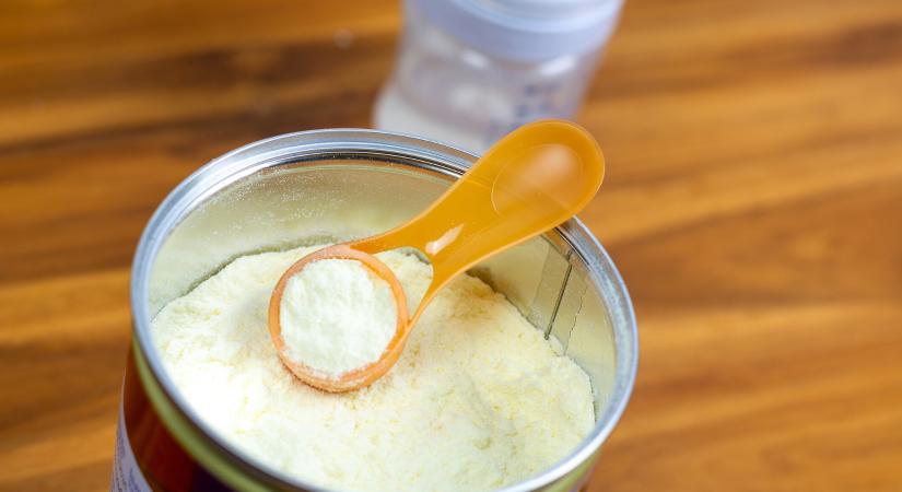 Baktérium a bébitápszerben: Danone-terméket hívnak vissza – Miért veszélyes a cereulid?