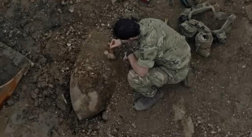 Megérkezett a Fuze első, kirobbanó előzetese, melyben egy II. világháborús bomba miatt kiürített Londonban próbálnak kirabolni egy bankot, de elszabadul a pokol