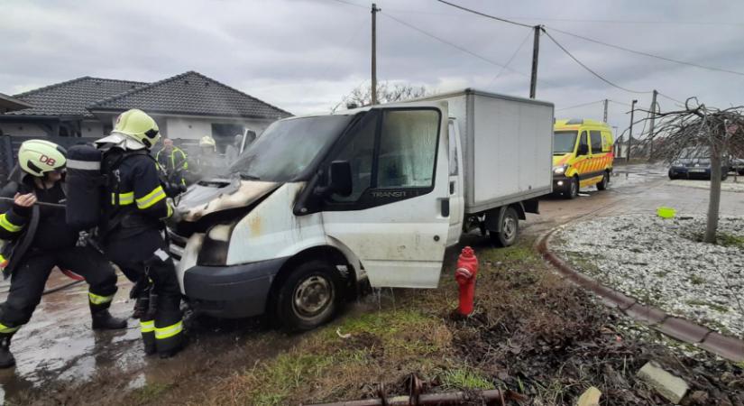 Kigyulladt egy kisteherautó Mikepércsen
