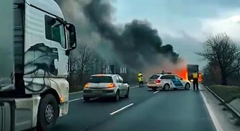 Videón a 8-as főúton lángoló kamion