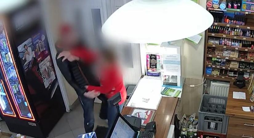 Üdítőt rabolt Attila, de a földre zuhanó eladónő nem adta fel a harcot, a férfi után ment és visszaszerezte tőle az italt – videó