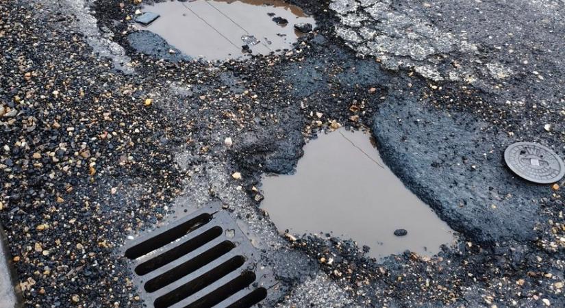 Kátyúhíradó: Karácsony napi ezret javítana ki, Zugló egyeztetne a borzasztó állapotok miatt