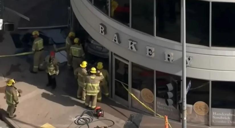 Pékségbe hajtott egy idős sofőr, többen is életüket vesztették a balesetben