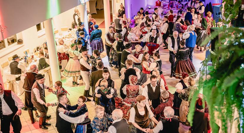 Hónapokkal előre elfogytak a jegyek: 16. alkalommal rendezték meg a szepsi népviseletes bált