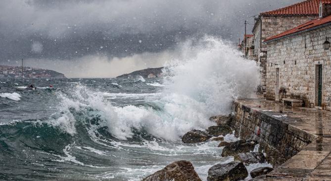 Kiöntött a tenger Horvátországban a viharos időjárás miatt