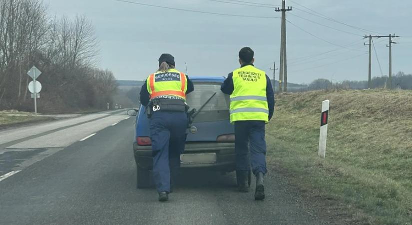 Megbírságolták, majd segítettek: lerobbant sofőrnek nyújtottak segítséget a rendőrök a 7-es főúton