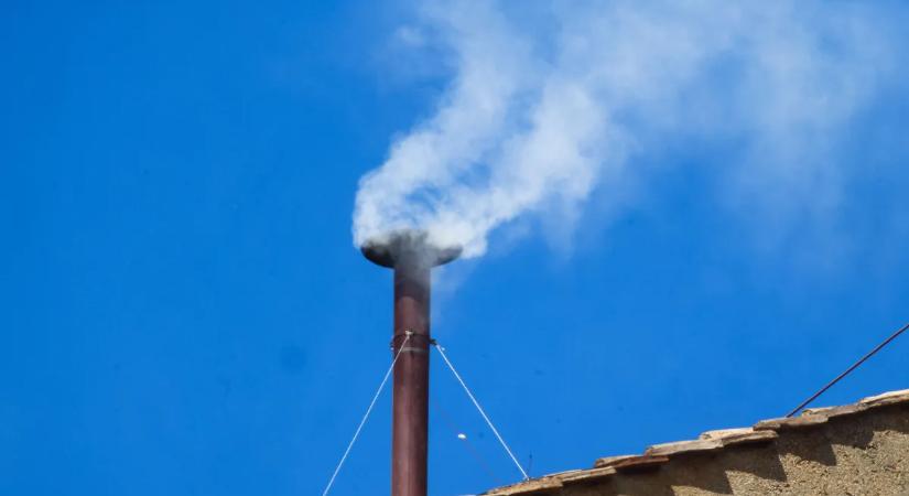 Hihetetlen látvány: lángoszlop tört ki egy kéményből Kazincbarcikán