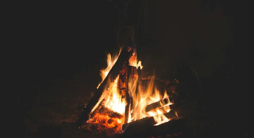 Szörnyű tréfa: felgyújtotta a barátját, majd jól kiröhögték – videó