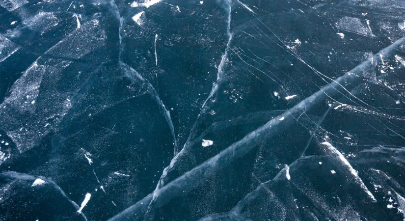 Másodperceken múlt az élete – rendőrök húzták ki a jéghideg vízből