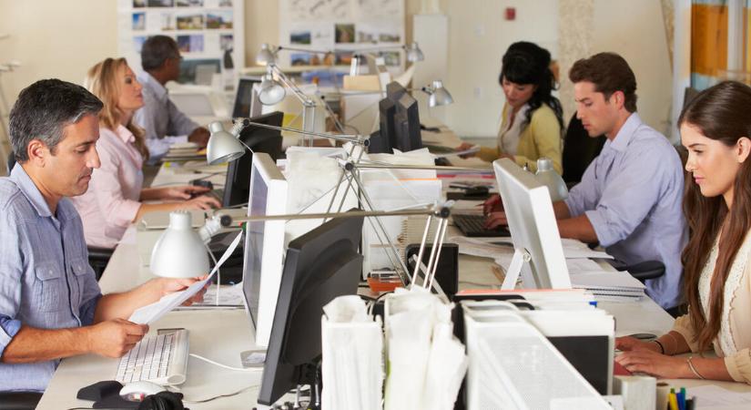 Béremelés jön, felvétel alig: furcsa év elé néznek a cégek