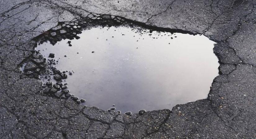 Városi túlélőtúra: miért lett hirtelen ennyi kátyú az utakon, és hogyan kerüld el őket?