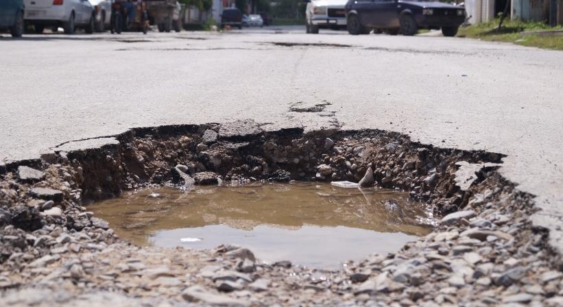 Rekordmennyiségű kátyú az utakon, ki fizeti ki a kárt, ha megsérült az autó?
