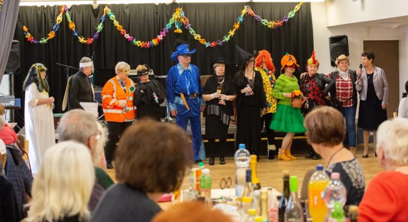 Farsang kortalan jókedvvel – buliztak a nyugdíjasok