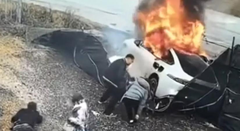 Szörnyű baleset mutatja miért tiltják be Kínában a rejtett kilincseket