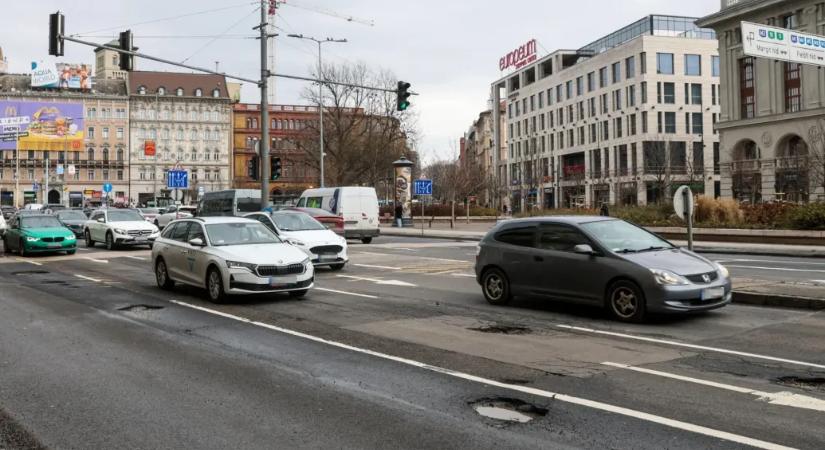 Megfeszített munkával javítják a kátyúkat Budapesten Karácsony Gergely szerint