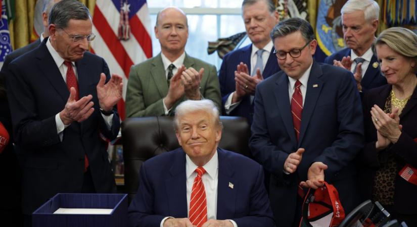 Trump megosztott egy videót, amiben majmokként ábrázolják az Obama házaspárt